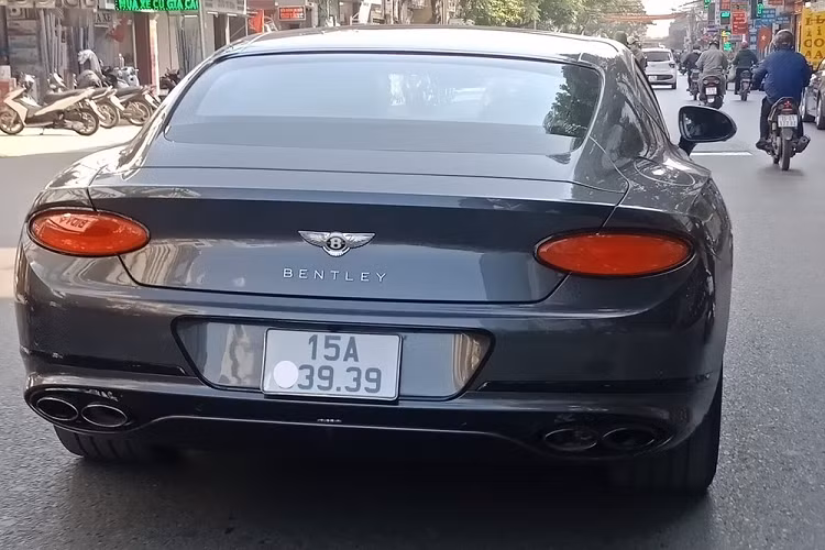 Ngoài thú vui sưu tầm xe, doanh nhân Hải Phòng còn rất chịu chơi và may mắn khi liên tiếp bốc được các biển số đẹp như tứ quý nhưng đẳng cấp nhất vẫn là biển cặp thần tài nhỏ và thần tài lớn 39-79. Không quá lời khi gọi đại gia này là "bàn tay vàng" trong làng bấm biển con số 39 tại Việt Nam.