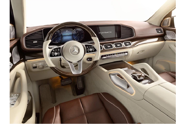 Doanh nhân này đã lên cấu hình cho xe với ngoại thất sơn màu Silver Magnetic đi kèm với bộ mâm 22 inch 5 chấu kép sơn đen mờ do bộ phận Mulliner phát triển cùng kẹp phanh màu đỏ nổi bật, quá trình đặt hàng cũng như về tay đại gia này hơn nửa năm.