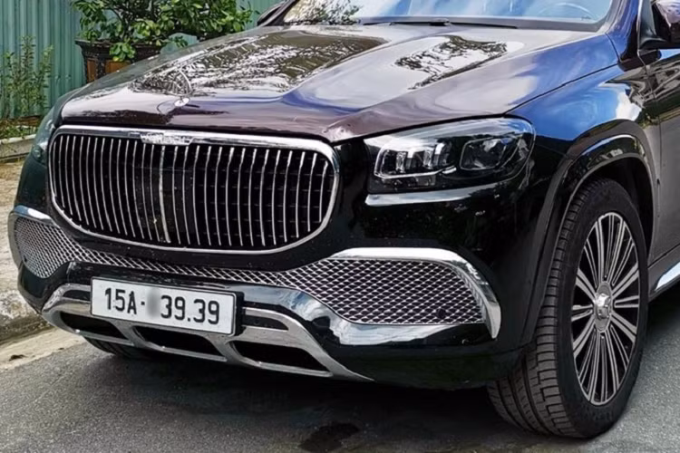 Được biết, trong garage của doanh nhân này có 2 chiếc xe cùng mang biển cặp 39, đầu tiên là chiếc Coupe xe siêu sang Bentley Continental GT V8 và kế đến là mẫu SUV xe siêu sang Mercedes-Maybach GLS 600 của đại gia này có điểm chung là biển số xuất hiện cặp thần tài nhỏ 39.