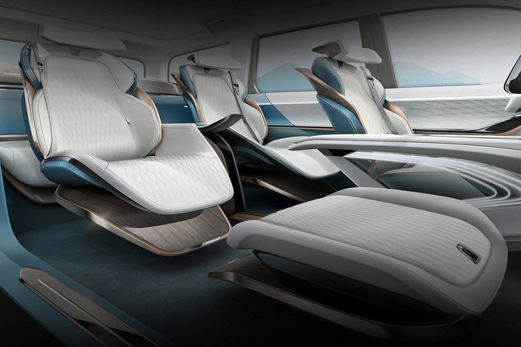 Thân xe cũng đơn giản và ấn tượng không kém phần đầu xe, với bộ gương chiếu hậu dạng camera mỏng gọn. Nửa thân trên của xe được thiết kế tông đen tương phản với màu xe, đem lại dáng vẻ sang trọng, bao gồm các cột A - B - C - D được sơn đen và toàn bộ các cửa sổ ở 2 bên cạnh sử dụng kính khuộm tối màu. Cột C của Maxus Mifa được làm cách điệu với một tấm ốp sáng màu, kết hợp với bộ hoạ tiết tam giác sơn trùng màu thân xe, được xếp đặt khéo léo nổi bật trên nền đen của cửa kính thân sau xe.