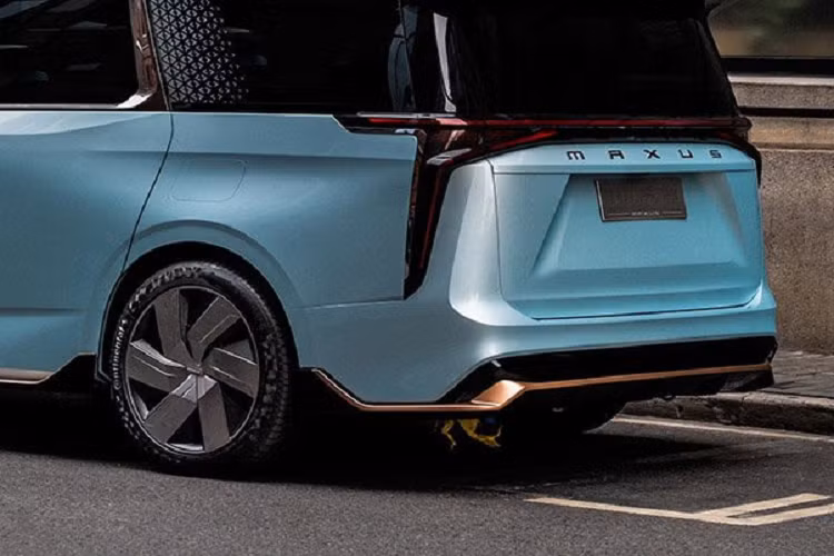 Ở thời điểm này, hãng Maxus vẫn chưa tiết lộ nhiều chi tiết về cấu hình của bộ pin lithium đi kèm theo xe. Con số tham chiếu tạm thời mà hãng đưa ra là mật độ trữ năng của bộ pin này sẽ vào khoảng 300Wh trên mỗi 1 kg trọng lượng. Nhờ vậy xe sẽ có thể di chuyển 600 km trong một lần sạc. Thông số này có thể được nâng cấp lên mức 360 Wh/kg trong tương lai, giúp xe đi được tới 800 km mỗi lần sạc đầy.