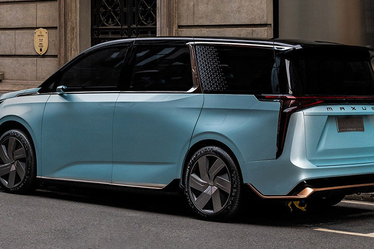 Mặt táp-lô, thay vì sử dụng nhựa, cao su non, da hoặc cao cấp hơn nữa là gỗ và kim loại; thì giờ đây toàn bộ diện tích này được làm phẳng và thay vào một màn hình cong, liền khối kéo dài một dải từ táp-pi cửa ghế lái tới táp-pi cửa ghế phụ. Nhưng cũng xin lưu ý ngay rằng đây chỉ là thiết kế phác thảo của bản xe concept. Tuy nhiên điều này cũng đủ để chúng ta mong chờ một mẫu Mifa khác biệt khi được bán ra thực tế.