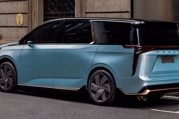 Mặt táp-lô, thay vì sử dụng nhựa, cao su non, da hoặc cao cấp hơn nữa là gỗ và kim loại; thì giờ đây toàn bộ diện tích này được làm phẳng và thay vào một màn hình cong, liền khối kéo dài một dải từ táp-pi cửa ghế lái tới táp-pi cửa ghế phụ. Nhưng cũng xin lưu ý ngay rằng đây chỉ là thiết kế phác thảo của bản xe concept. Tuy nhiên điều này cũng đủ để chúng ta mong chờ một mẫu Mifa khác biệt khi được bán ra thực tế.