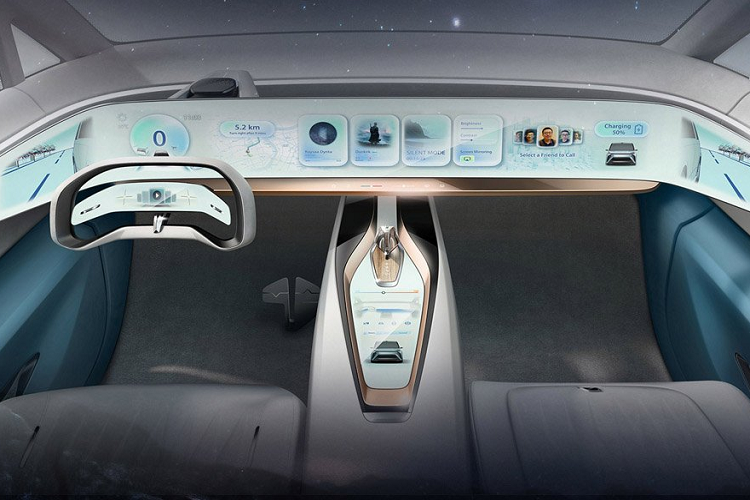 "Đôi mắt" của Maxus Mifa được làm sắc mảnh, kéo dài thành một đường ngang đầu xe, đem lại dáng vẻ hiện đại, ấn tượng và có đôi phần "cool ngầu". Phần đầu xe sử dụng triệt để thiết kế tối giản, đồng nghĩa với việc lược bỏ tối đa các chi tiết trang trí rườm rà. Lưới tản nhiệt đã được lược bỏ hoàn toàn, trong khi đó phần cản gầm được kéo dài lên trên, chiếm tới một nửa diện tích mặt ca-lăng. Kết hợp với hai hốc gió giả chứa bộ đèn chiếu sáng chính được khoét sâu đặt dọc hai bên tai xe.