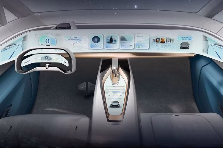 "Đôi mắt" của Maxus Mifa được làm sắc mảnh, kéo dài thành một đường ngang đầu xe, đem lại dáng vẻ hiện đại, ấn tượng và có đôi phần "cool ngầu". Phần đầu xe sử dụng triệt để thiết kế tối giản, đồng nghĩa với việc lược bỏ tối đa các chi tiết trang trí rườm rà. Lưới tản nhiệt đã được lược bỏ hoàn toàn, trong khi đó phần cản gầm được kéo dài lên trên, chiếm tới một nửa diện tích mặt ca-lăng. Kết hợp với hai hốc gió giả chứa bộ đèn chiếu sáng chính được khoét sâu đặt dọc hai bên tai xe.