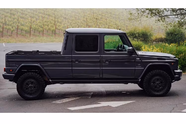 Chiếc SUV hạng sang đã được bán cho chủ sở hữu hiện tại vào năm 2014. Người này sau đó đã chuyển chiếc Mercedes-Benz G500 Grand Edition đến Hà Lan để công ty ikWILeenG độ lại thành xe bán tải.