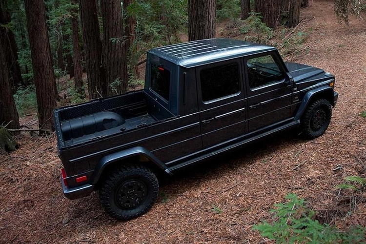 Do đó, không có gì lạ khi có người nghĩ đến chuyện biến mẫu SUV hạng sang này thành xe bán tải thực dụng hơn. Chủ nhân của chiếc Mercedes-Benz G-Class dưới đây là một ví dụ điển hình. Chiếc xe bán tải được ra đời từ Mercedes-Benz G-Class hiện đang "định cư" tại bang California, Mỹ. Mới đây, chủ sở hữu đã quyết định rao bán chiếc Mercedes-Benz G-Class bán tải này.