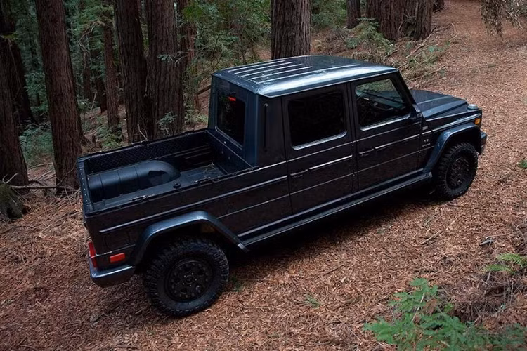 Do đó, không có gì lạ khi có người nghĩ đến chuyện biến mẫu SUV hạng sang này thành xe bán tải thực dụng hơn. Chủ nhân của chiếc Mercedes-Benz G-Class dưới đây là một ví dụ điển hình. Chiếc xe bán tải được ra đời từ Mercedes-Benz G-Class hiện đang "định cư" tại bang California, Mỹ. Mới đây, chủ sở hữu đã quyết định rao bán chiếc Mercedes-Benz G-Class bán tải này.