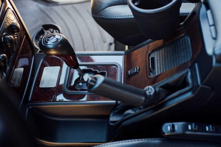 Trong khi đó, nằm bên dưới nắp ca-pô của xe là khối động cơ xăng V8, dung tích 5.0L, sản sinh công suất tối đa 292 mã lực và mô-men xoắn cực đại 456 Nm như Mercedes-Benz G500 Grand Edition đời 2005 nguyên bản. Động cơ kết hợp với hộp số tự động 5 cấp và hệ dẫn động 4 bánh.