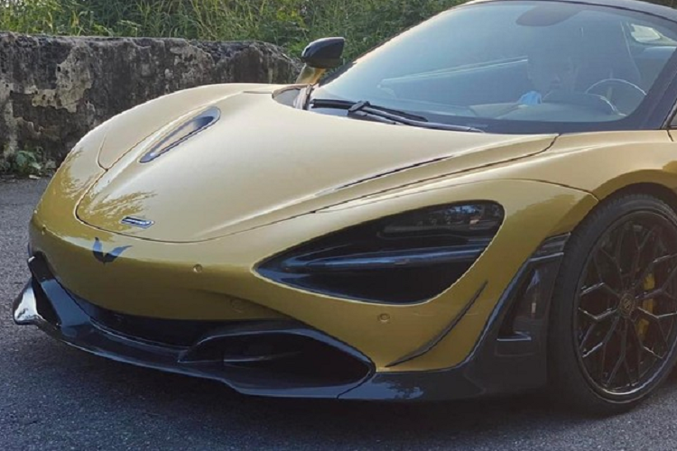Được biết, đây hiện là 1 trong 2 chiếc siêu xe mui trần McLaren 720S Spider mang ngoại thất màu vàng Solis Elite xuất hiện tại dải đất hình chữ S này. Nhưng khác với xe còn lại chưa tìm thấy chủ nhân và trong tình trạng nguyên bản, chiếc McLaren 720S Spider trong bài viết này đã được lột xác qua bản độ Novitec.