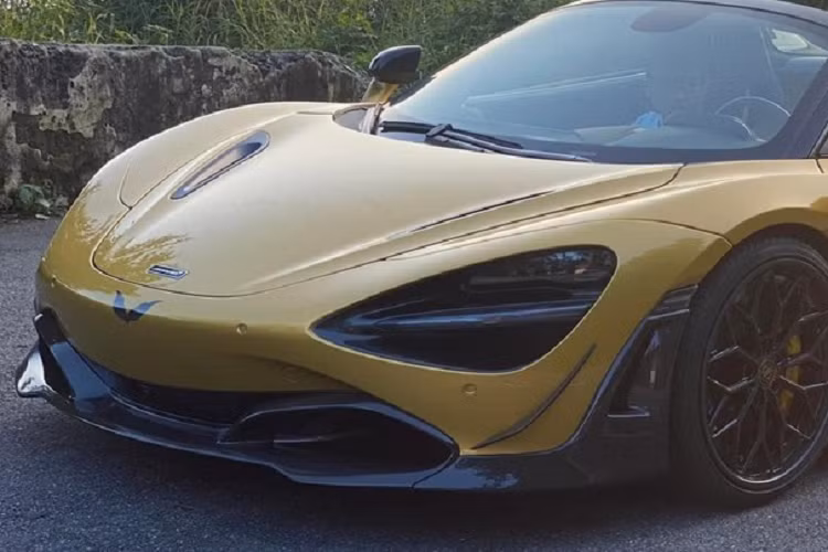 Được biết, đây hiện là 1 trong 2 chiếc siêu xe mui trần McLaren 720S Spider mang ngoại thất màu vàng Solis Elite xuất hiện tại dải đất hình chữ S này. Nhưng khác với xe còn lại chưa tìm thấy chủ nhân và trong tình trạng nguyên bản, chiếc McLaren 720S Spider trong bài viết này đã được lột xác qua bản độ Novitec.