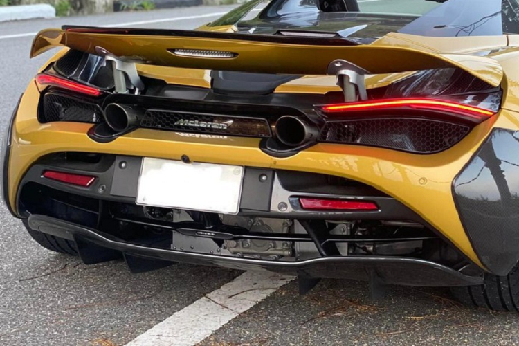 Ở thiết kế, hãng độ Novitec mang đến cho siêu xe mui trần McLaren 720S Spider gói nâng cấp body kit carbon bao gồm cản va trước với điểm nhấn là có thêm 2 thanh ốp đầu xe và vây cá sắc cạnh. Kế đến là nẹp sườn mới và đuôi xe với 2 tấm ốp bên hông và khuếch tán sau bằng carbon.