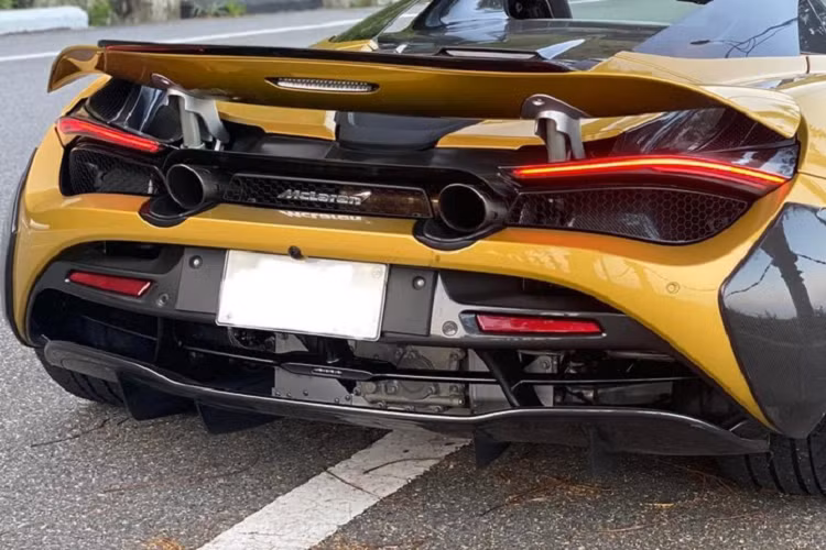 Ở thiết kế, hãng độ Novitec mang đến cho siêu xe mui trần McLaren 720S Spider gói nâng cấp body kit carbon bao gồm cản va trước với điểm nhấn là có thêm 2 thanh ốp đầu xe và vây cá sắc cạnh. Kế đến là nẹp sườn mới và đuôi xe với 2 tấm ốp bên hông và khuếch tán sau bằng carbon.