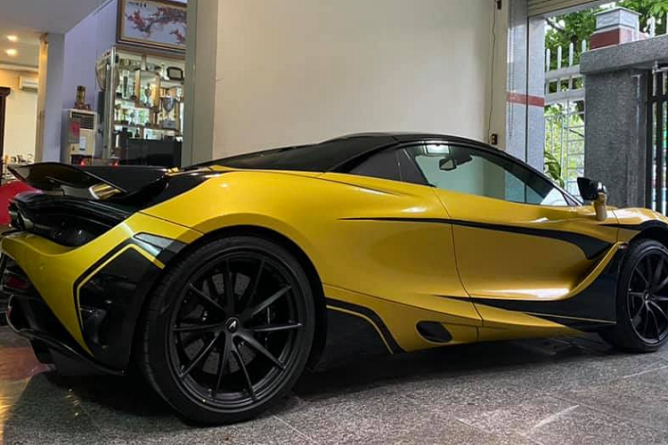 Bản độ Novitec nhìn từ đầu và bên hông xe. Đây được xem là chiếc McLaren 720S Spider độ Novitec hàng hiếm nhất tại Việt Nam tính đến thời điểm hiện tại. Mức giá xe McLaren 720S Spider khoảng hơn 23 tỷ đồng, riêng gói độ Novitec lên tới 1 tỷ đồng.