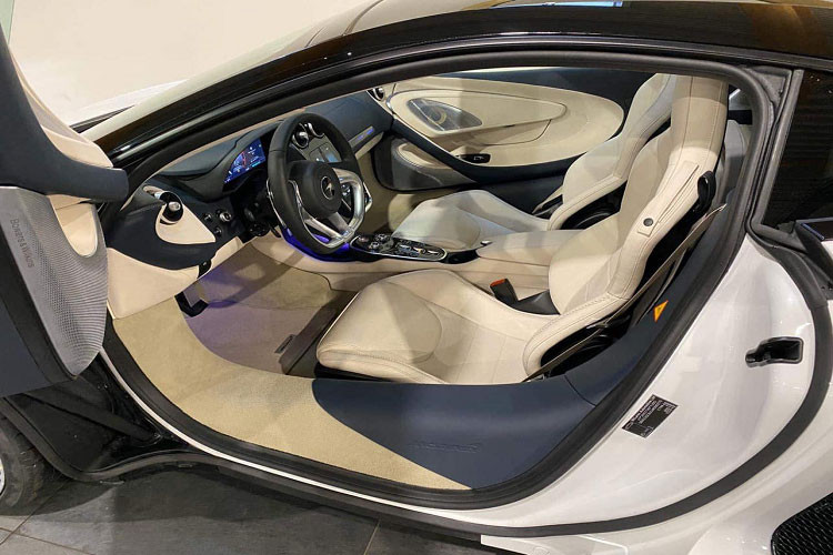 Dù là một mẫu xe chú trọng tới hiệu suất nhưng nội thất của McLaren GT khá toàn diện như ghế sưởi điều chỉnh điện, da trong xe là loại Nappa hay Alcantara. Hệ thống thông tin giải trí điều khiển qua màn hình 7 inch trung tâm. Phía sau vô-lăng là màn hình 12,3 inch TFT để hiển thị các thông tin của xe.
