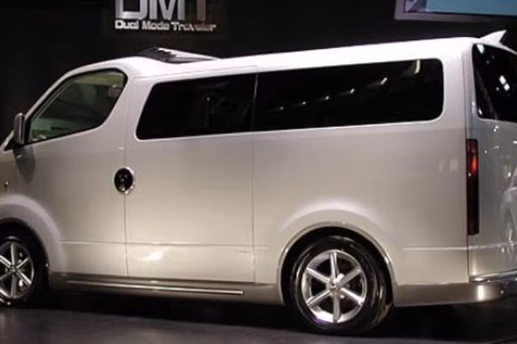 Cách đây 20 năm, Toyota từng giới thiệu một mẫu concept kỳ lạ có tên DMT tại Triển lãm Ô tô Tokyo 2001, và đây là một chiếc xe lý tưởng cho hoạt động làm việc từ xa và cuộc sống rong ruổi trên đường.