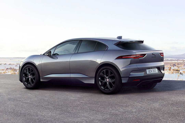 Các trang bị đáng chú ý bên trong Jaguar I-Pace 2022 có thể kể đến hệ thống lọc không khí có khả năng lọc bụi PM2.5, hệ thống âm thanh Meridian 3D, hệ thống camera 360 độ, gương chiếu hậu hỗ trợ camera kỹ thuật số. Tuy nhiên, thay đổi đáng chú ý nhất trên I-Pace 2022 chính là hệ thống sạc nhanh, giúp rút ngắn thời gian sạc điện, đồng thời vẫn giúp xe có thể di chuyển được hành trình dài.