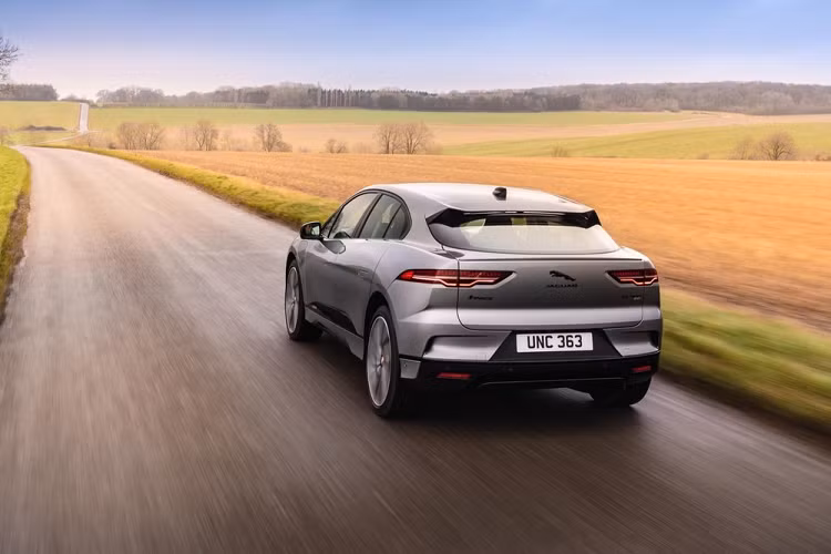 Nâng cấp tùy chọn cho I-Pace 2022 có gói Bright Pack, bổ sung thêm cho xe chi tiết ốp viền lưới tản nhiệt màu crôm bóng, ốp viền gương chiếu hậu màu xám, ốp viền cửa crôm bóng và ốp tản gió sau màu xám. Ngoài ra còn có gói nâng cấp Black Pack với nhiều chi tiết điểm nhấn màu đen.