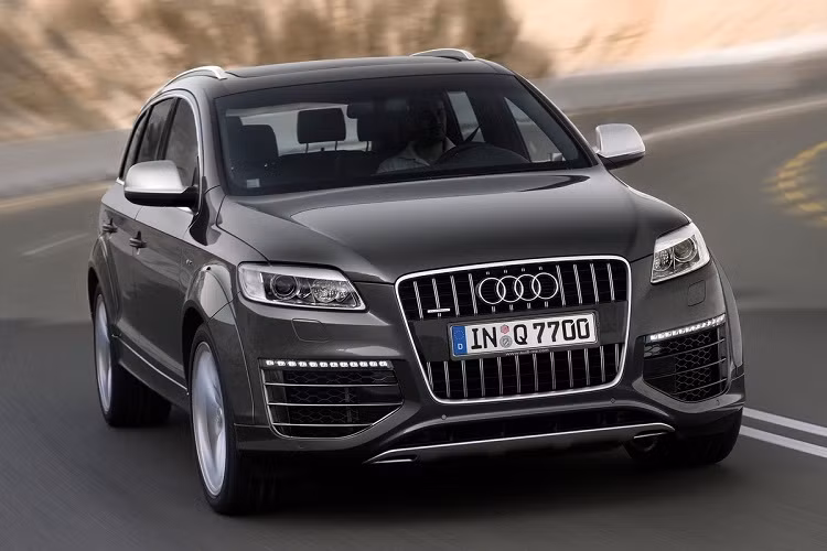 Audi Q7: Năm 2006, gia đình của Musk có đến 7 thành viên nhưng khi đó Tesla chỉ có mẫu xe 2 chỗ ngồi là chiếc Roadster. Do đó, Musk mua chiếc Audi Q7 - mẫu SUV hạng sang 7 chỗ phù hợp với nhu cầu.