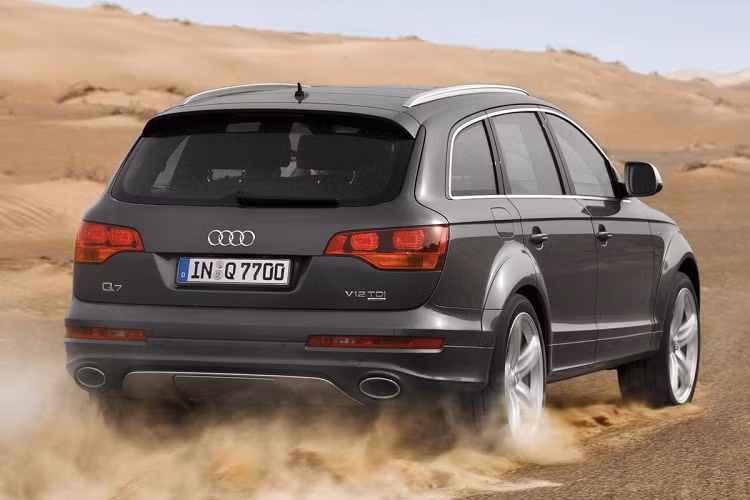 Tuy nhiên, việc ra vào hàng ghế thứ 3 khó khăn là điều được Musk rút kinh nghiệm để thiết kế chiếc Model X sau đó. Mẫu SUV của Tesla có cửa sau mở kiểu cánh chim để hành khách có thể ra vào hàng ghế sau dễ dàng hơn.