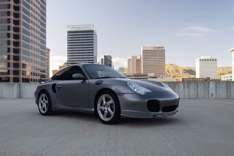 Porsche 911 Turbo: Năm 2003, Elon Musk mang về garage chiếc Porsche 911 Turbo - một trong những mẫu xe thể thao tốt nhất thế giới mọi thời đại. Chiếc xe có cảm giác lái tuyệt vời nhưng tỷ phú này chưa hài lòng ở một vấn đề - quá hao xăng. Do đó, Musk đã liên hệ với Alan Cocconi - một người tiên phong ở lĩnh vực xe điện - để thay động cơ chiếc 911 bằng động cơ điện.