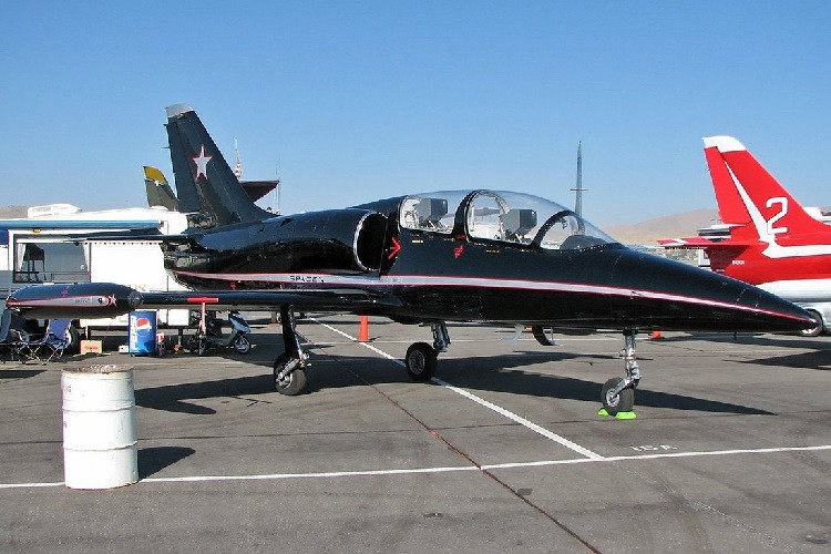 Aero L-39 Albatros: Không chỉ yêu thích phương tiện trên mặt đất, Musk còn hứng thú với tốc độ trên không. Đó là lý do tỷ phú này chi tiền để sở hữu chiếc máy bay Aero L-39 Albatros. Aero L-39 Albatros là chiếc máy bay chiến đấu của Nga, được ra mắt vào thập niên 1960. Chiếc máy bay này được mua sau khi Musk thu về gần 170 triệu USD từ thương vụ bán PayPal cho eBay. Hiện tại, chiếc chiến đấu cơ này thuộc biên chế của SpaceX.