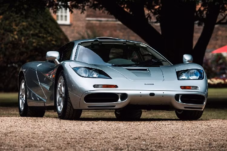 McLaren F1: Được biết đến nhiều nhất trong bộ sưu tập siêu xe của Elon Musk là chiếc McLaren F1 đời 1997. Musk mua siêu xe này vào năm 28 tuổi (năm 1999) với mức giá 815.000 USD. Đây là món quà tỷ phú tự thưởng sau thương vụ bán lại công ty trị giá 22 triệu USD ở Thung lũng Silicon.