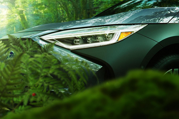 Đấng chú ý chính là Subaru Solterra chạy điện lại khiến nhiều người cảm thấy rất quen thuộc khi nhìn vào thiết kế của xe. Điều này khá dễ hiểu bởi mẫu crossover chạy điện Solterra có ngoại hình khá giống với mẫu Toyota bZ4X được hãng xe Nhật Bản giới thiệu vào hồi đầu năm nay. Được biết, Toyota bZ4X là sản phẩm hợp tác cùng phát triển của Subaru và Toyota, tương tự như sản phẩm xe thể thao GR 86 và BRZ trước đó.