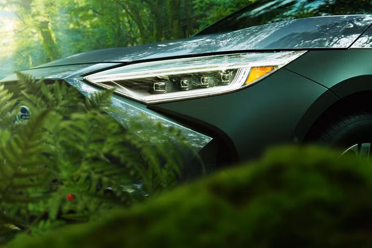 Đấng chú ý chính là Subaru Solterra chạy điện lại khiến nhiều người cảm thấy rất quen thuộc khi nhìn vào thiết kế của xe. Điều này khá dễ hiểu bởi mẫu crossover chạy điện Solterra có ngoại hình khá giống với mẫu Toyota bZ4X được hãng xe Nhật Bản giới thiệu vào hồi đầu năm nay. Được biết, Toyota bZ4X là sản phẩm hợp tác cùng phát triển của Subaru và Toyota, tương tự như sản phẩm xe thể thao GR 86 và BRZ trước đó.