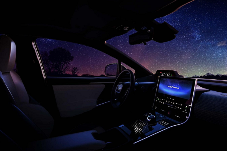 Bên trong khoang lái, Subaru Solterra 2022 cũng thừa hưởng khá nhiều thiết kế và trang bị của xe ý tưởng bZ4X. Màn hình giải trí của xe có kích thước lớn và được bố trí cao, trong khi đó táp lô có thiết kế phẳng, không nhiều nét uốn lượn. Bảng điều khiển bên dưới bóng lộn với cụm phím điều khiển vật lý hiện đại. Bảng đồng hồ của xe cũng là màn hình kỹ thuật số, được đặt lùi về phía sau tay lái khá xa.