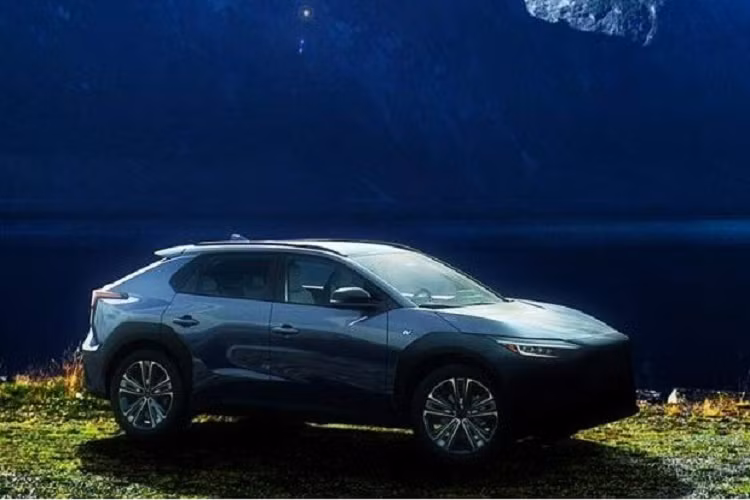 Dù vậy, mẫu xe này chỉ dừng ở mức một mẫu xe ý tưởng và không được thương mại hóa. Tuy nhiên, mới đây Subaru đã bất ngờ tiết lộ hình ảnh và thông tin một mẫu crossover chạy điện hoàn toàn mới có tên gọi là Subaru Solterra hoàn toàn mới, dự kiến sẽ chính thức bán ra thị trường trong năm 2022.