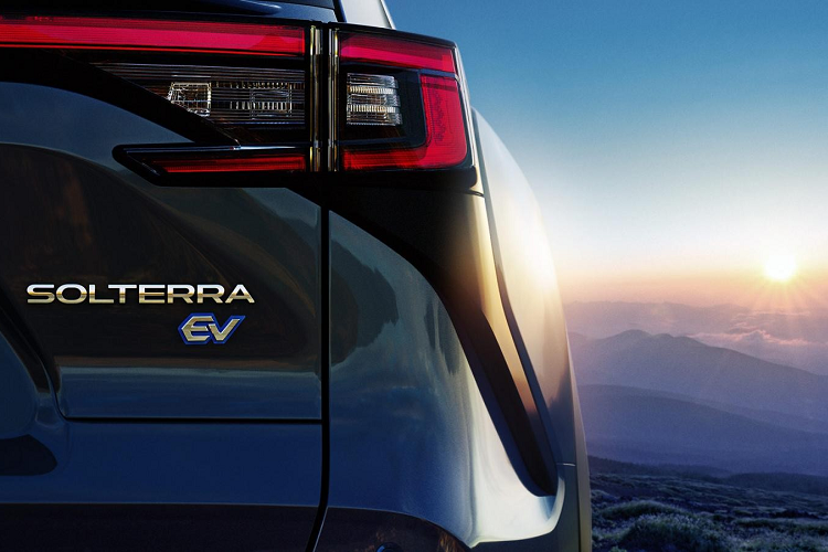 Về phong cách thiết kế, Subaru Solterra 2022 gây ấn tượng với vẻ ngoài thể thao, hoàn toàn khác so với các mẫu xe Subaru thường thấy. Nét thể thao của xe được thể hiện khá rõ qua thiết kế đèn pha mảnh, thân xe thon gọn và cửa kính xe khá thấp. Phần đuôi xe nổi bật với thiết kế kính cửa cốp dốc xuôi về phía sau, tạo nên vẻ thể thao khỏe khoắn thay vì hướng đến tính thực dụng để chứa hành lý. Phần đầu xe Subaru Solterra không được hé lộ rõ ràng, nhưng có vẻ lưới tản nhiệt của xe sẽ có thiết kế kín ké tương tự các mẫu xe điện khác trên thị trường.