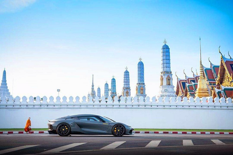 Siêu xe Koenigsegg Gemera được trang bị động cơ 3 xi-lanh, dung tích 2.0 lít, 2 bộ tăng áp, tạo ra công suất tối đa 590 mã lực tại tua máy 7.500 vòng/phút cùng mô-men xoắn cực đại 600 Nm tại dải tua máy từ 2.000 - 7.000 vòng/phút.