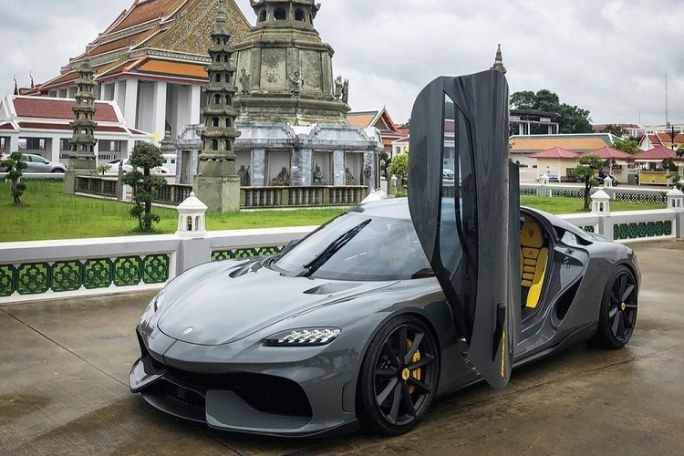 Nếu chỉ dùng mô-tơ điện, Koenigsegg Gemera có thể chạy hết quãng đường 50 km. Con số này sẽ tăng lên 950 km với động cơ đốt trong của xe. Siêu phẩm Koenigsegg Gemera sẽ có phạm vi hoạt động tổng cộng khi được đổ đầy xăng và sạc đầy pin là 1.000 km.