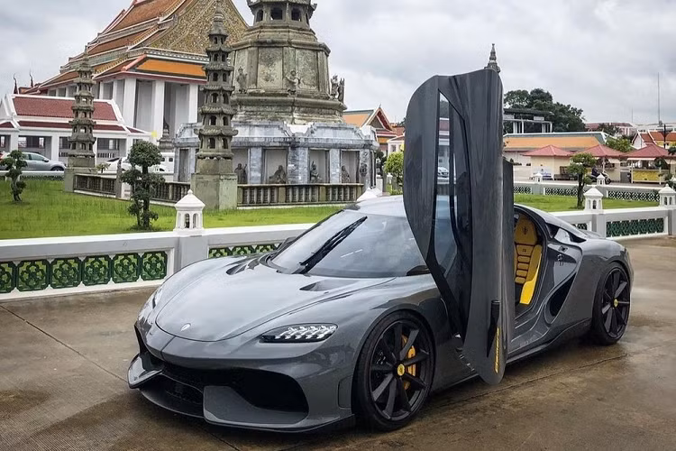 Nếu chỉ dùng mô-tơ điện, Koenigsegg Gemera có thể chạy hết quãng đường 50 km. Con số này sẽ tăng lên 950 km với động cơ đốt trong của xe. Siêu phẩm Koenigsegg Gemera sẽ có phạm vi hoạt động tổng cộng khi được đổ đầy xăng và sạc đầy pin là 1.000 km.