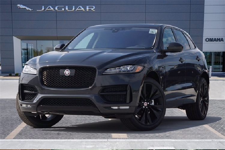 F-Pace được trang bị động cơ V6 tăng áp dung tích 3.0 lít cho công suất 340 mã lực tại vòng tua máy 6.500 vòng/phút, mô men xoắn 450 Nm tại 4.500 vòng/phút. Kết hợp cùng hộp số tự động 8 cấp và hệ thống dẫn động 4 bánh toàn thời gian. Hệ thống treo tích hợp trên F-PACE được kế thừa từ dòng siêu xe F-TYPE thể thao bao gồm tay đòn đôi cho hệ thống treo trước và thanh nối nguyên khối cho hệ thống treo sau.