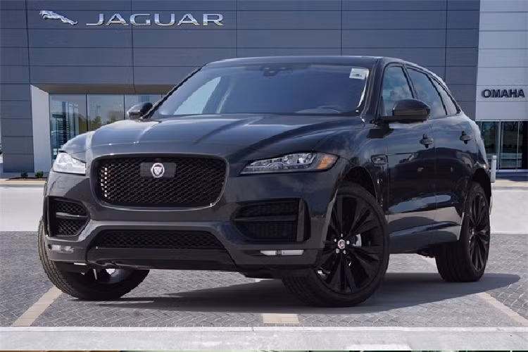 F-Pace được trang bị động cơ V6 tăng áp dung tích 3.0 lít cho công suất 340 mã lực tại vòng tua máy 6.500 vòng/phút, mô men xoắn 450 Nm tại 4.500 vòng/phút. Kết hợp cùng hộp số tự động 8 cấp và hệ thống dẫn động 4 bánh toàn thời gian. Hệ thống treo tích hợp trên F-PACE được kế thừa từ dòng siêu xe F-TYPE thể thao bao gồm tay đòn đôi cho hệ thống treo trước và thanh nối nguyên khối cho hệ thống treo sau.