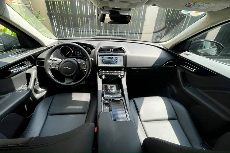 Ở phần đầu xe, chiếc xe được trang bị tùy chọn đèn pha full LED thay vì loại bóng xenon tiêu chuẩn khiến mẫu Jaguar F-Pace R-Sport này có vẻ ngoài hiện đại hơn rất nhiều. Những công nghệ khác cũng xuất hiện trên mẫu xe này bao gồm camera 360 độ, cảnh báo điểm mù, HUD,…