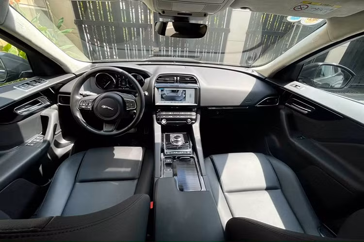 Ở phần đầu xe, chiếc xe được trang bị tùy chọn đèn pha full LED thay vì loại bóng xenon tiêu chuẩn khiến mẫu Jaguar F-Pace R-Sport này có vẻ ngoài hiện đại hơn rất nhiều. Những công nghệ khác cũng xuất hiện trên mẫu xe này bao gồm camera 360 độ, cảnh báo điểm mù, HUD,…