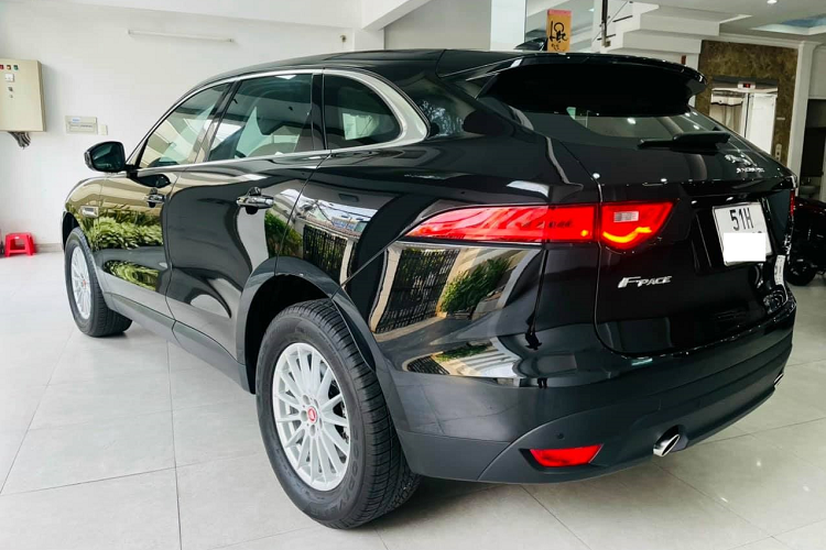 Với mức giá xe Jaguar F-Pace 2018 khoảng 2,5 tỷ đồng trên sàn xe cũ, đây được xem là lựa chọn đáng cân nhắc dành cho những người muốn sở hữu xe Anh Quốc nhưng kinh tế có hạn. Việc chiếc xe chỉ mới sử dụng 2 năm và chưa đâm đụng hay ngập nước cũng không phải là vấn đề lớn trong chi phí bảo trì bảo dưỡng.