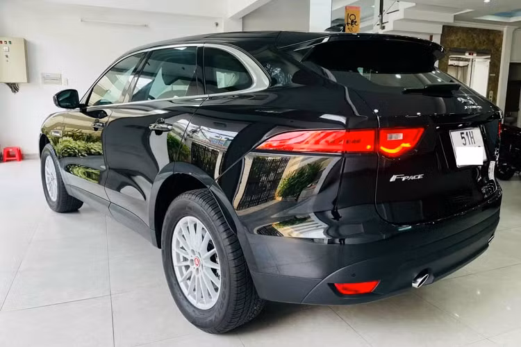 Với mức giá xe Jaguar F-Pace 2018 khoảng 2,5 tỷ đồng trên sàn xe cũ, đây được xem là lựa chọn đáng cân nhắc dành cho những người muốn sở hữu xe Anh Quốc nhưng kinh tế có hạn. Việc chiếc xe chỉ mới sử dụng 2 năm và chưa đâm đụng hay ngập nước cũng không phải là vấn đề lớn trong chi phí bảo trì bảo dưỡng.