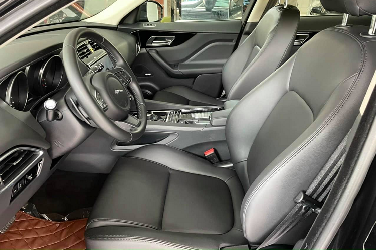 Bước vào bên trong nội thất, ghế ngồi được bọc da cao cấp với phong cách sang trọng. Da bọc ghế thuộc hạng cao cấp với màu da bò làm tăng phong cách quý tộc cho phần nội thất của chiếc xe. Hệ thống điều hòa được trang bị tùy chọn loại 4 vùng, bao gồm nút điều chỉnh cho cả hàng ghế trước và sau.
