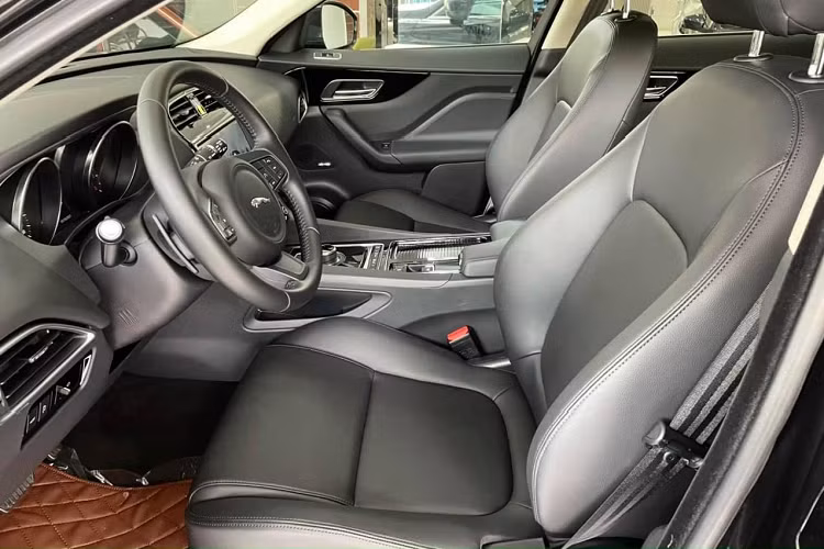 Bước vào bên trong nội thất, ghế ngồi được bọc da cao cấp với phong cách sang trọng. Da bọc ghế thuộc hạng cao cấp với màu da bò làm tăng phong cách quý tộc cho phần nội thất của chiếc xe. Hệ thống điều hòa được trang bị tùy chọn loại 4 vùng, bao gồm nút điều chỉnh cho cả hàng ghế trước và sau.