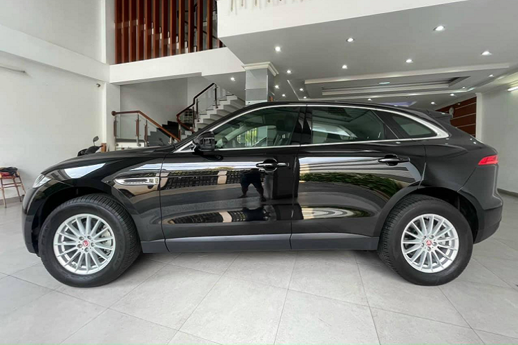 Jaguar F-Pace đời 2018 sở hữu kích thước dài, rộng cao tương ứng (4.731 x 2.175 x 1.652)mm cùng chiều dài cơ sở 2.874 mm. Mẫu crossover tầm trung 5 chỗ ngồi này được sản xuất trên nền tảng công nghệ nhôm nguyên khối Lightweight Alumninium Architecture giống như những người anh em XE/XF cho trọng lượng nhẹ, linh hoạt trong vận hành.