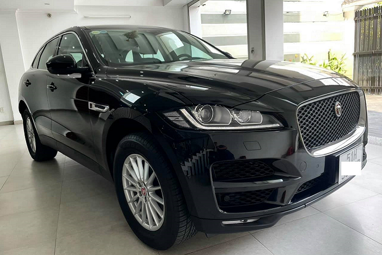 Mẫu xe SUV Jaguar F-Pace lcủa thương hiệu xe sang Anh Quốc có kích thước khá lớn, to hơn đáng kể so với Mercedes-Benz GLC, Audi Q5 hay BMW X3. Giá xe Jaguar F-Pace mới tại Việt Nam hiện đang được chào bán vào khoảng 3,5 tỉ đồng, tuy nhiên sau 2 năm sử dụng, hiện người mua có thể mua lại chiếc xe này với giá khoảng 2,5 tỉ đồng.