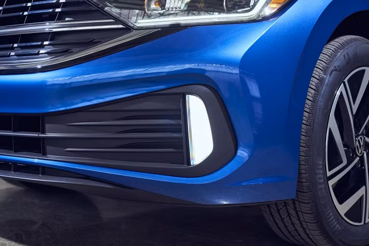 Trong khi đó, phiên bản hiệu năng cao Volkswagen Jetta GLI 2022 vẫn giữ nguyên trang bị động cơ EA888 với thiết lập 4 xylanh 2.0L, sản sinh công suất 228 mã lực và 349 Nm mômen xoắn. Tùy chọn hộp số của VW Jetta GLI gồm có hộp số sàn 6 cấp hoặc hộp số ly hợp kép 7 cấp.