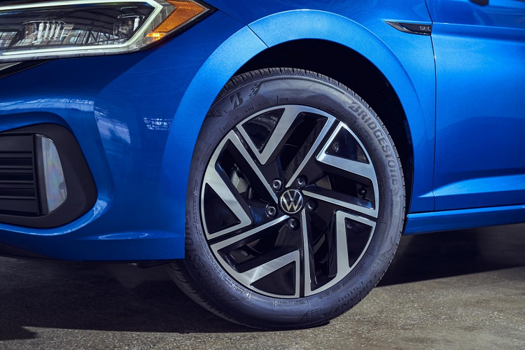 Bên cạnh đó là lưới tản nhiệt tối màu, viền gương chiếu hậu màu đen, bộ mâm 17 inch màu chỉ, bộ vi sai điện tử XDS và động cơ EA211.