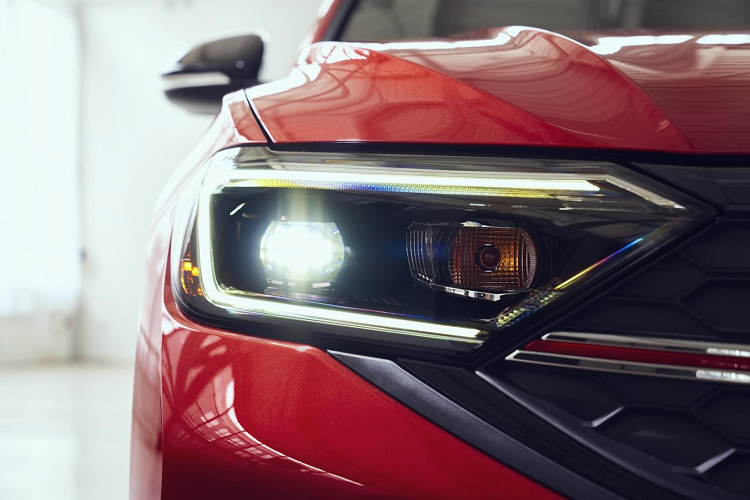 Một điểm mới trên Volkswagen Jetta 2022 chính là bổ sung bản trang bị Jetta Sport nhằm thay thế cho bản trang bị R-Line. Theo đó Volkswagen Jetta Sport 2022 sẽ được trang bị sẵn ngoại thất hai tông màu và cửa sổ tương tự như Jetta GLI thay vì các chi tiết điểm nhấn crôm bóng trên các bản trang bị khác.