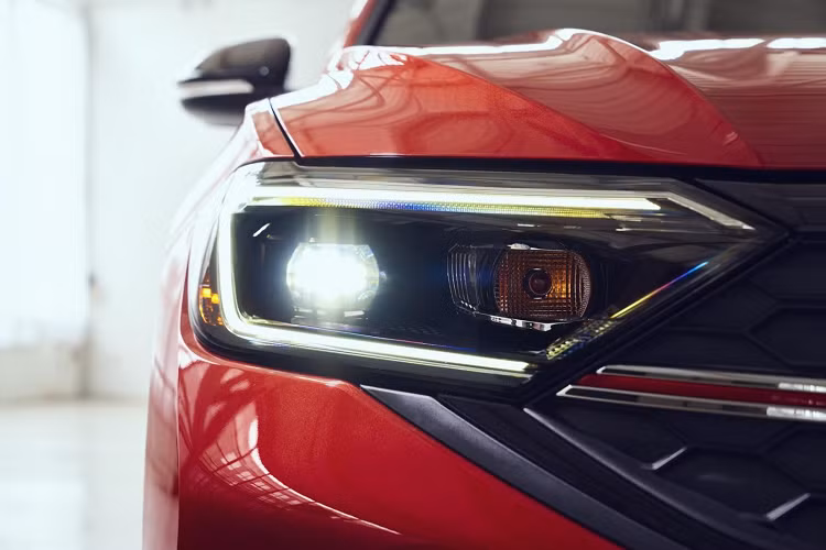 Một điểm mới trên Volkswagen Jetta 2022 chính là bổ sung bản trang bị Jetta Sport nhằm thay thế cho bản trang bị R-Line. Theo đó Volkswagen Jetta Sport 2022 sẽ được trang bị sẵn ngoại thất hai tông màu và cửa sổ tương tự như Jetta GLI thay vì các chi tiết điểm nhấn crôm bóng trên các bản trang bị khác.