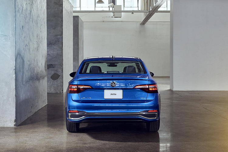 Mặt khác, Volkswagen Jetta GLI sẽ được trang bị nội thất với chỉ thêu màu đỏ nổi bật khắp bên trong khoang lái cùng vôlăng thể thao bọc da đi kèm phím điều khiển dạng cảm ứng với đèn nền màu đỏ.